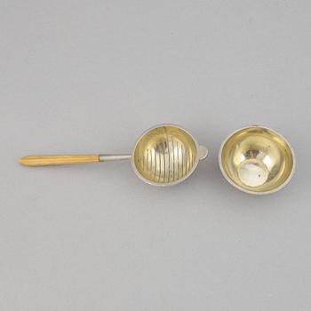 A silver and wood tea strainer by Wiwen Nilsson, Lund, 1932.