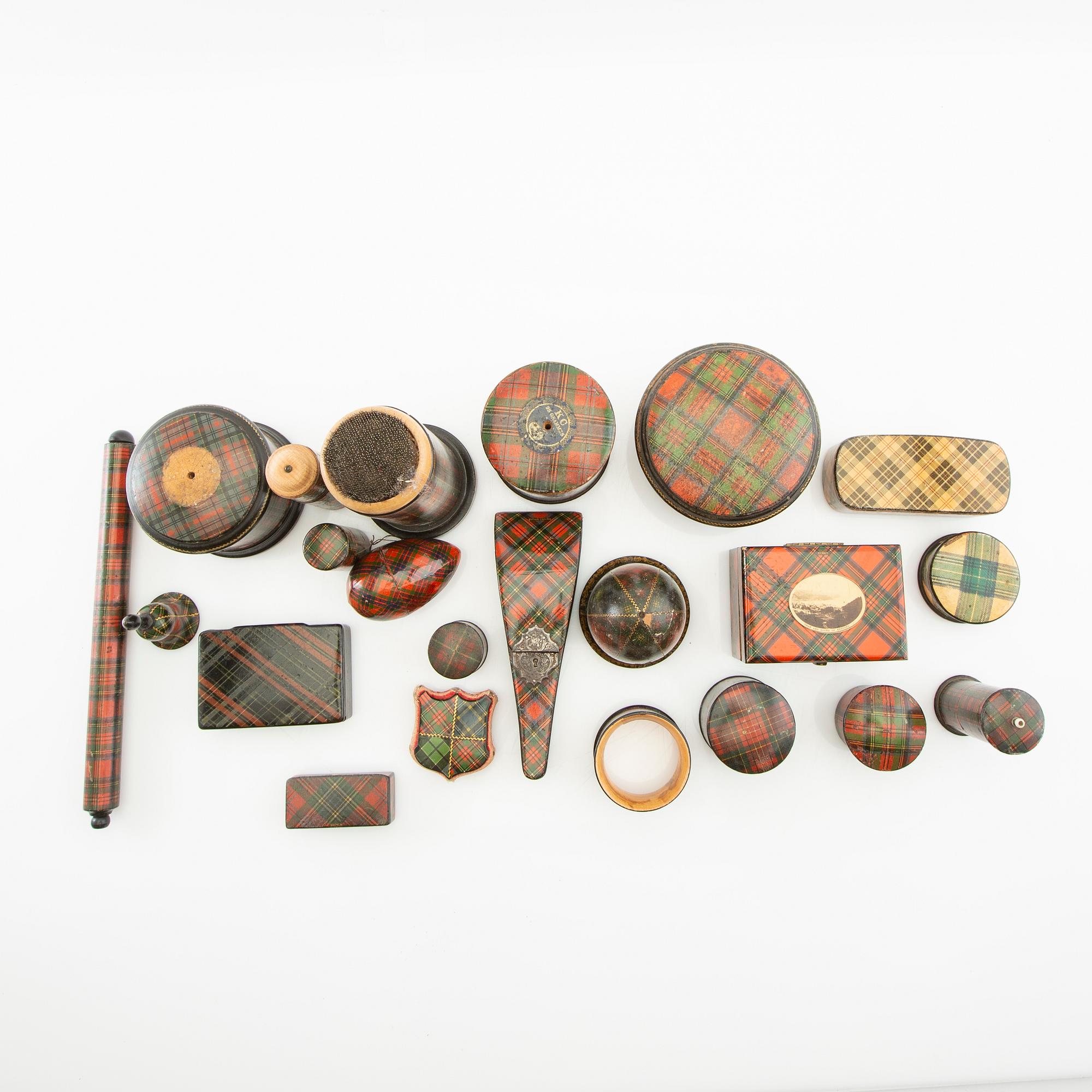 En samling  askar fodral mm i Tartanware 1900-talets första hälft ca 39 dlr.