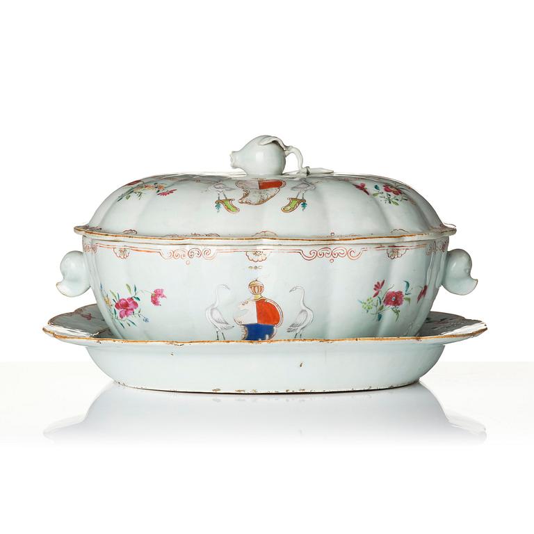 Terrin med lock och fat, vapenporslin. Qingdynastin, Qianlong (1736-95).