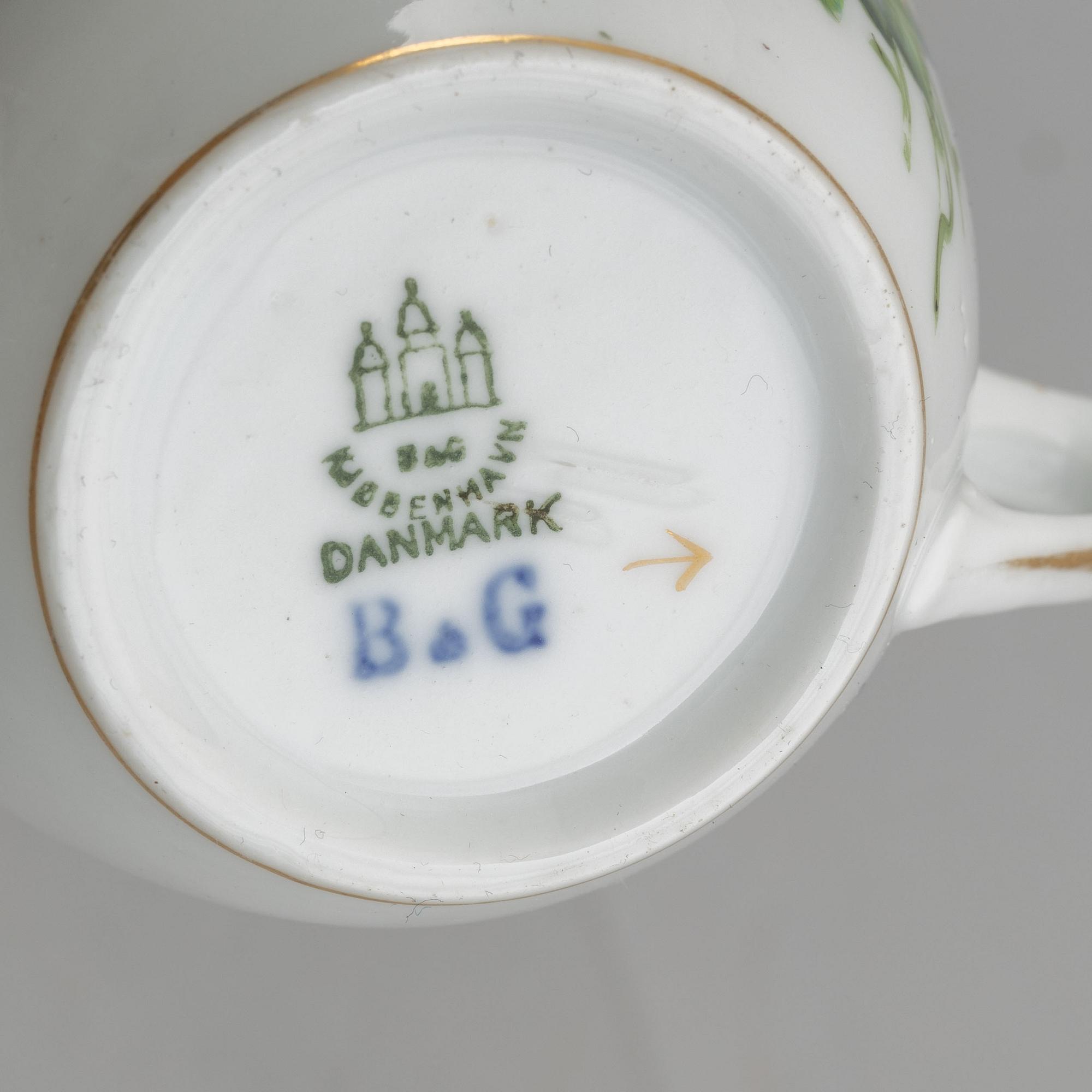 A 23-piece tea/coffee porcelain service, "Sachisk Blomst", Bing & Grøndahl, Denmark.