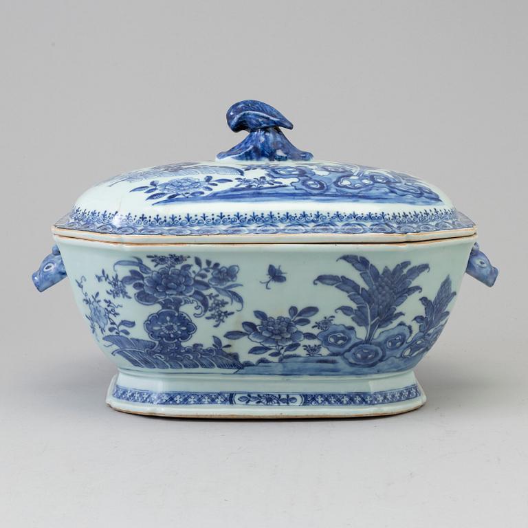 A blue and white tureen with cover, QIng dynasty, Qianlong (1736-95).