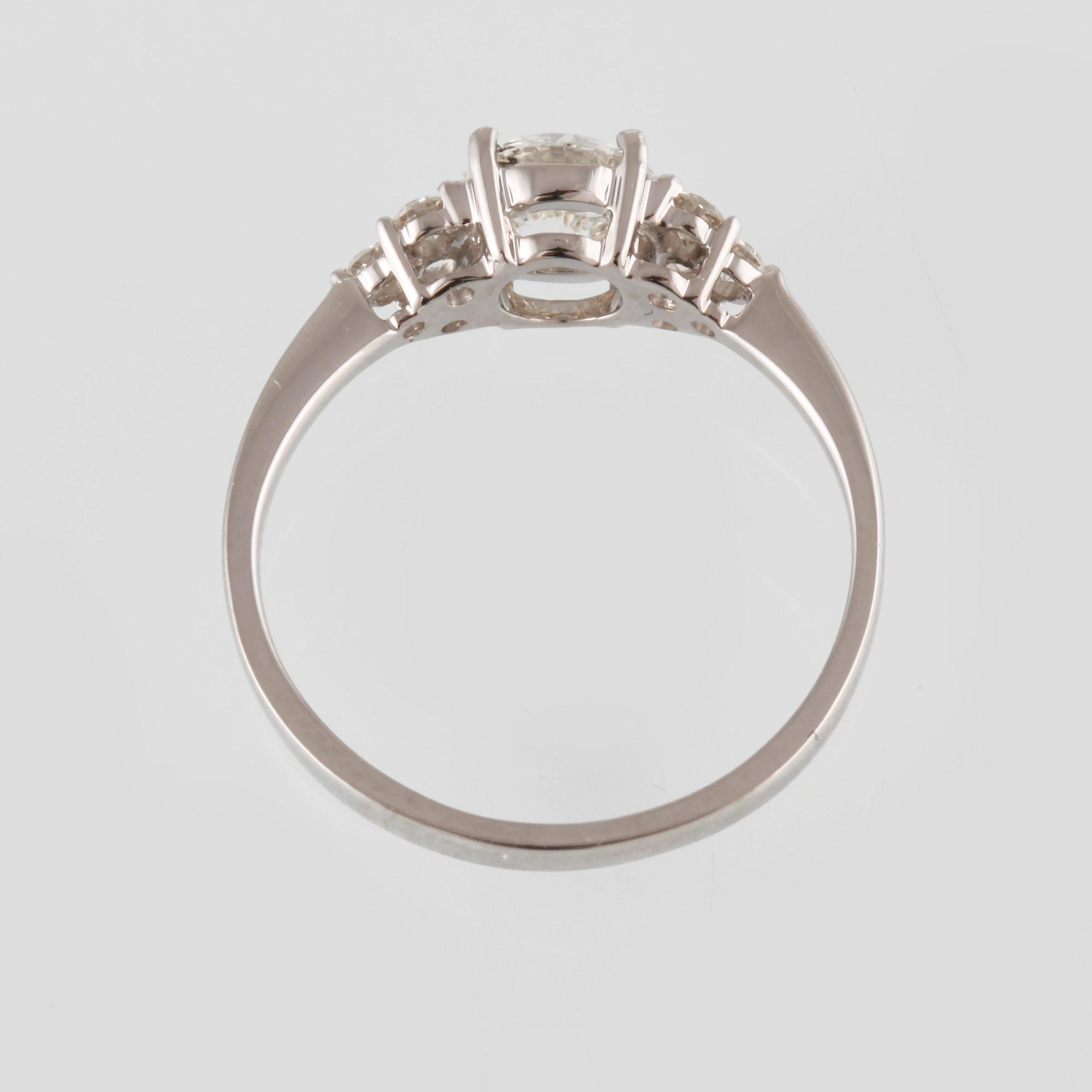 RING, 18K vitguld med en briljantslipad diamant 0.71 ct samt små briljantslipade diamanter 0.18 ct. Vikt 2,3 gram.