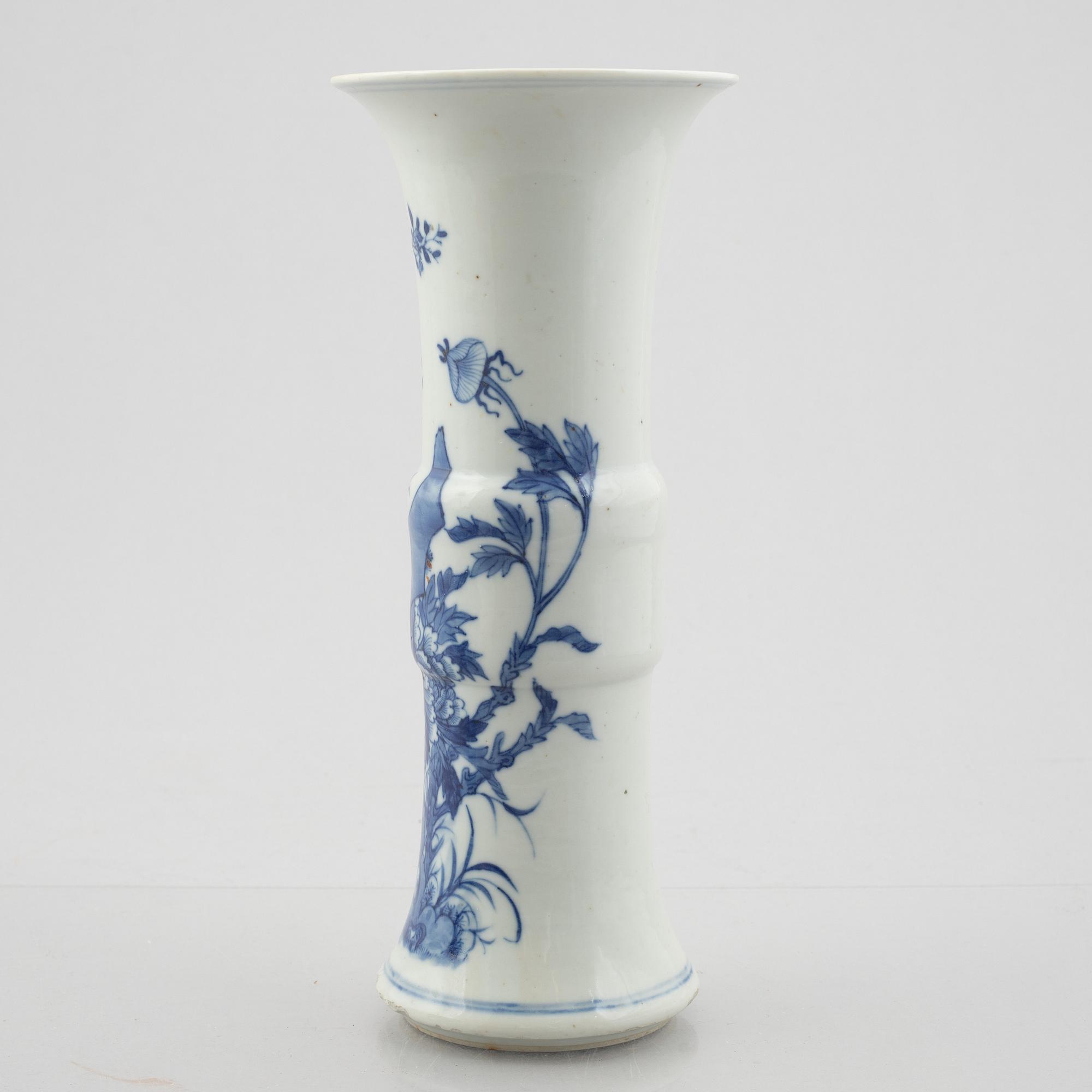 A blue and white porcelain vase and a pair of bowls, China, 19th-20th century.