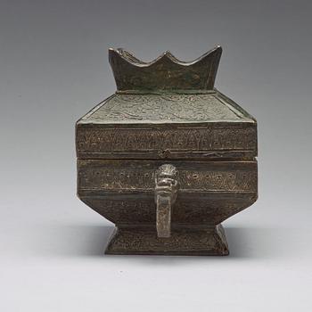 A bronze box with cover, Late Qing dynasty.