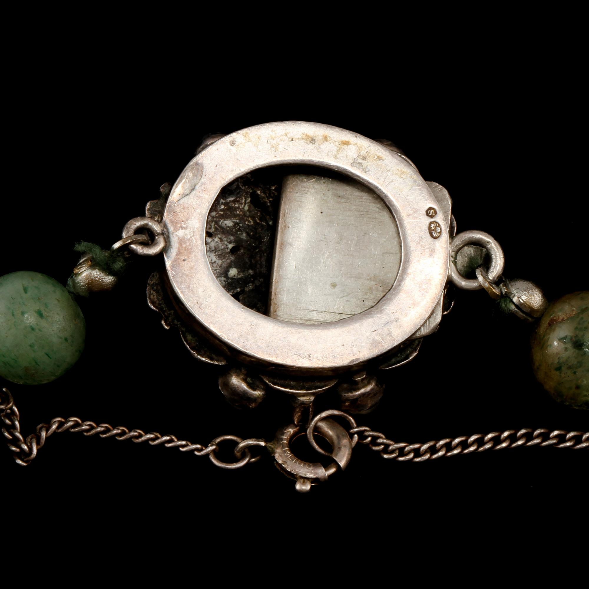 COLLIER, nefrit med lås i silver, importstämplat.