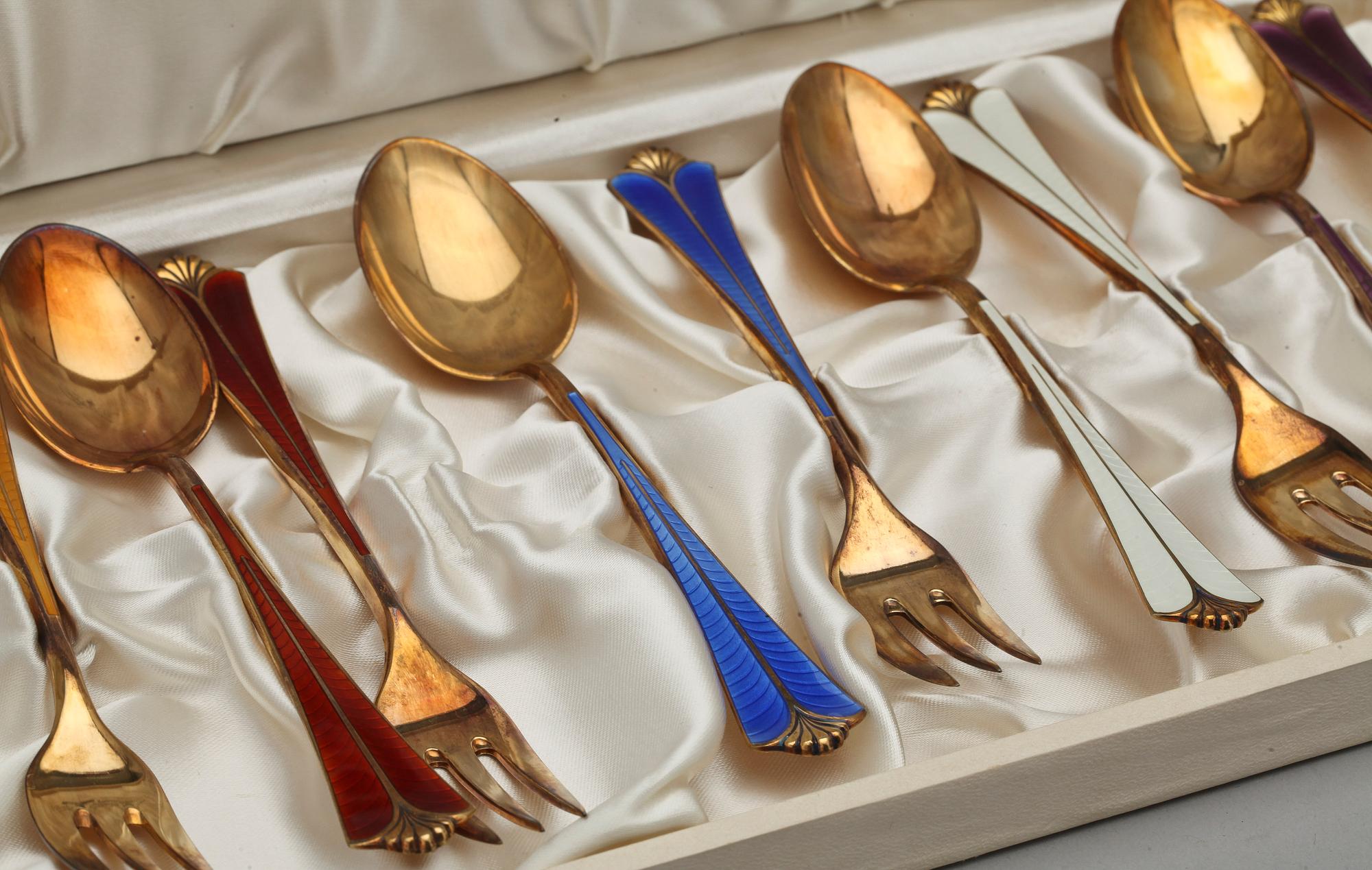 DESSERTBESTICK, 12 st, förgyllt sterlingsilver och emalj, David Andersen, Norge.