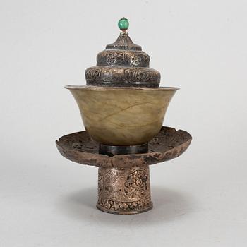 SKÅL med LOCK och FAT, grön sten samt kopperlegering. Tibet, 1800-tal.