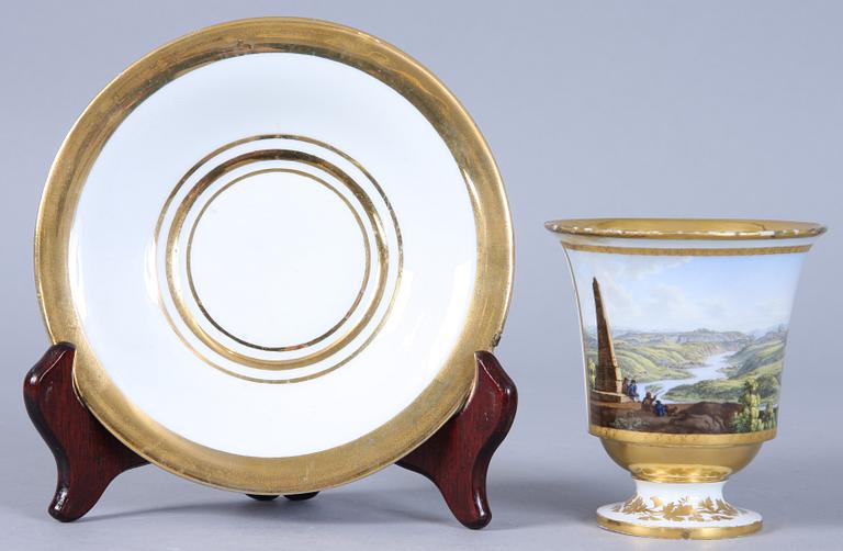 KOPP MED FAT, porslin, Meissen, 1800-tal.