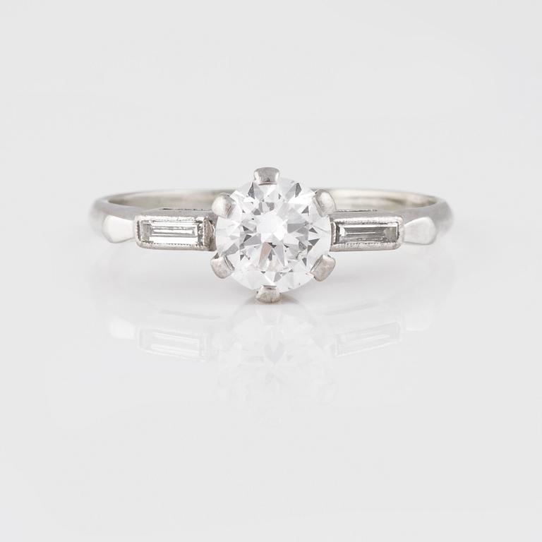 RING, 18K vitguld med äldre briljantslipad diamant 0.82 ct samt 2 baguetteslipade diamanter. Vikt 2,6 gram.