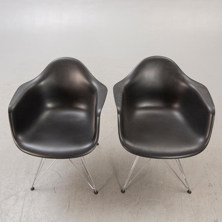 Charles and Ray Eames, karmstolar ett par "Eames plastic chair - DAR" för Vitra 2010.