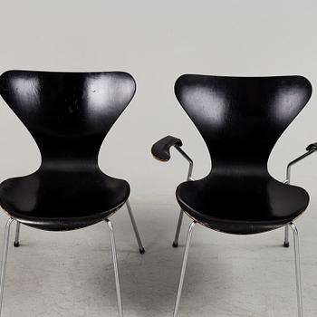 ARNE JACOBSEN, karmstol och stol, "Sjuan", Fritz Hansen, 1965-7.
