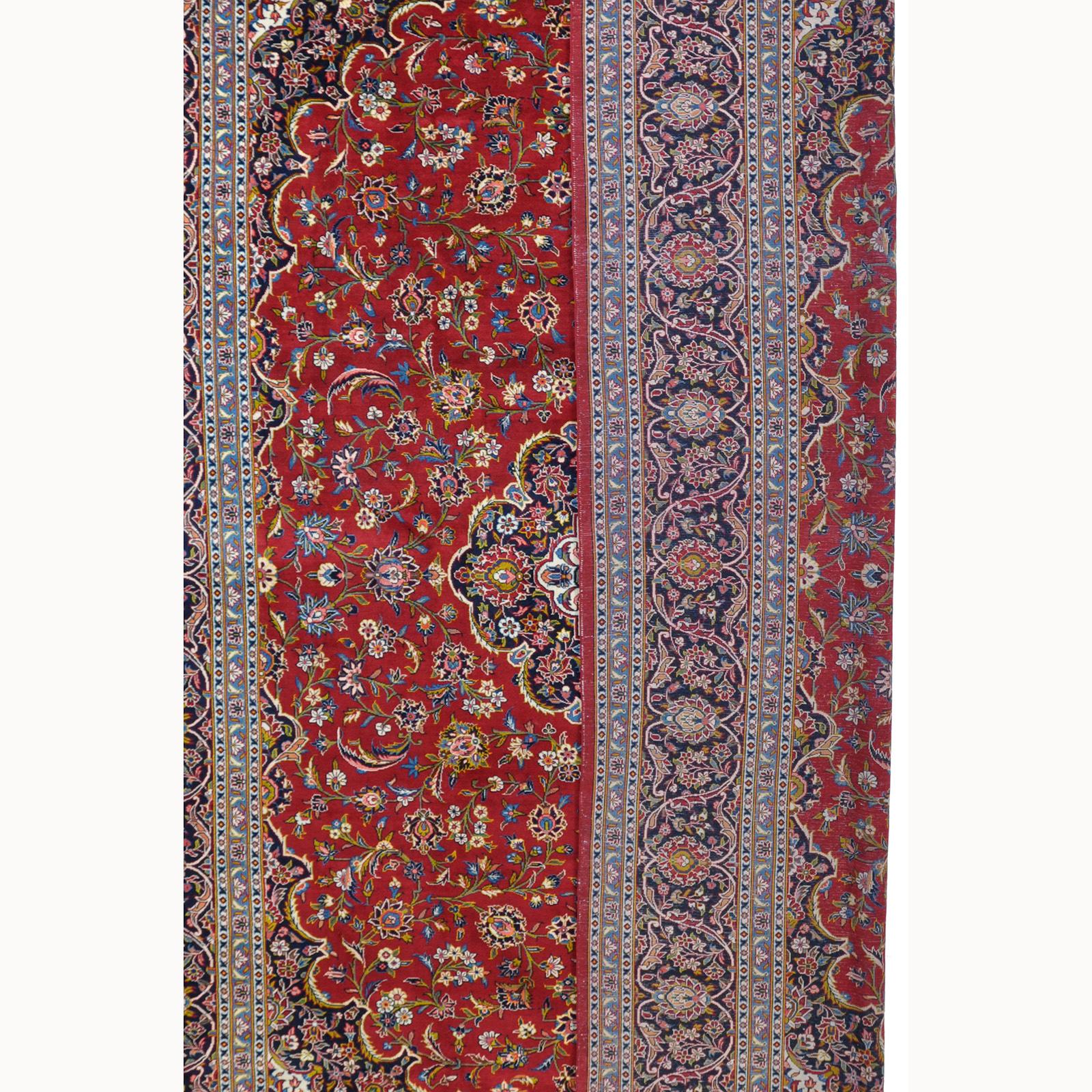 A signed Kashan carpet, ca 418 x 297 cm.