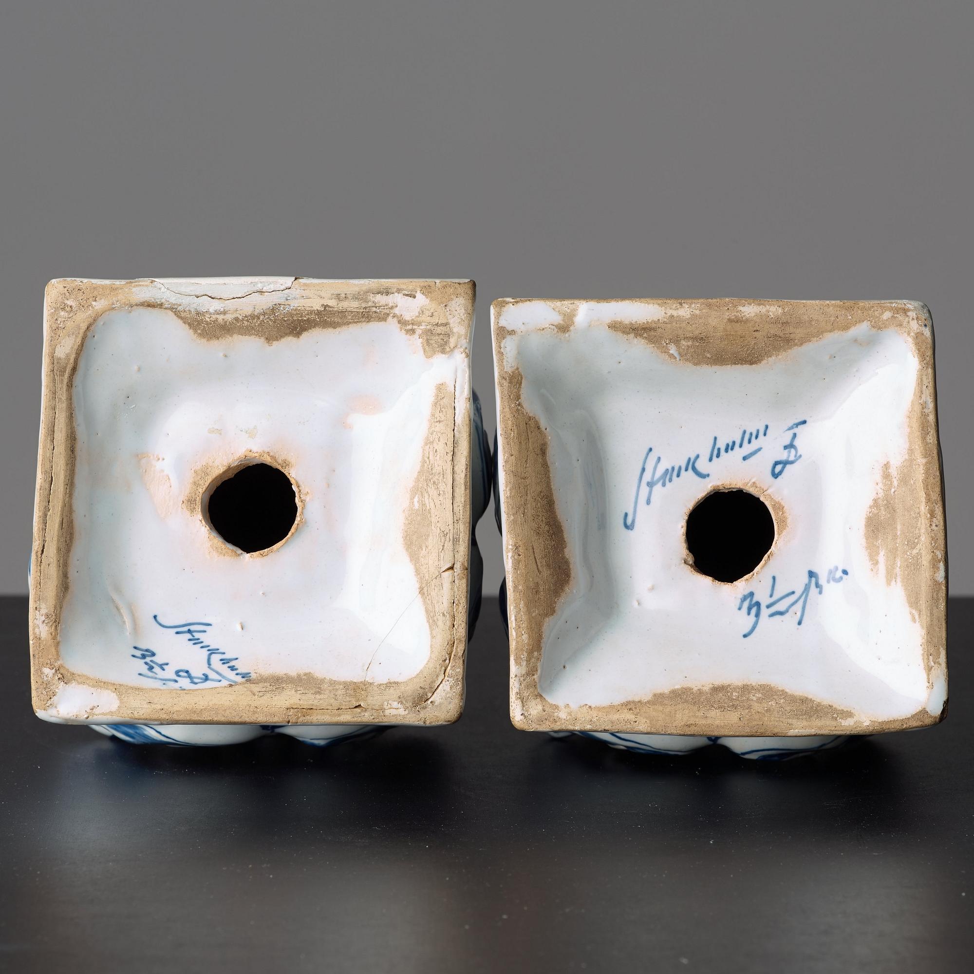 OBELISKER, ett par, fajans. Rörstrand märkta Stockholm, 1700-tal.