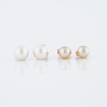 ÖRHÄNGEN, två par, med odlade pärlor. Välgörenhetsauktion Läkare Utan Gränser.