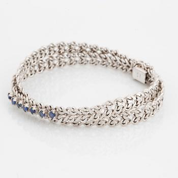 Armband vitguld med små fasettslipade safirer.