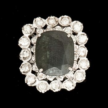 RING, 14k vitguld besatt med safir ca 3 ct och små briljantslipade diamanter totalt ca 0,64 ct . Vikt ca 7,3 g.