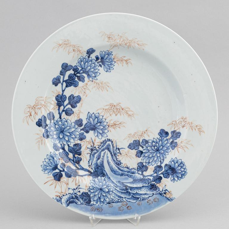 A Chinese blue and white porcelain tureen with cover and dish, Qing dynasty, Qianlong (1736-95).