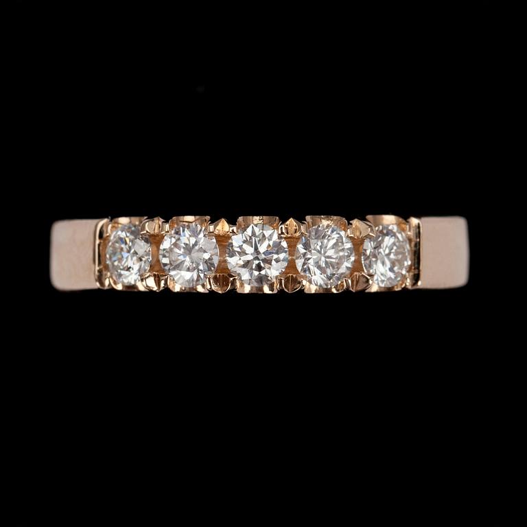 ALLIANSRING, guld 14K, 5 briljantslipade diamanter tot. 0,64 ct. Vikt 6,0 g. Intyg 207.
