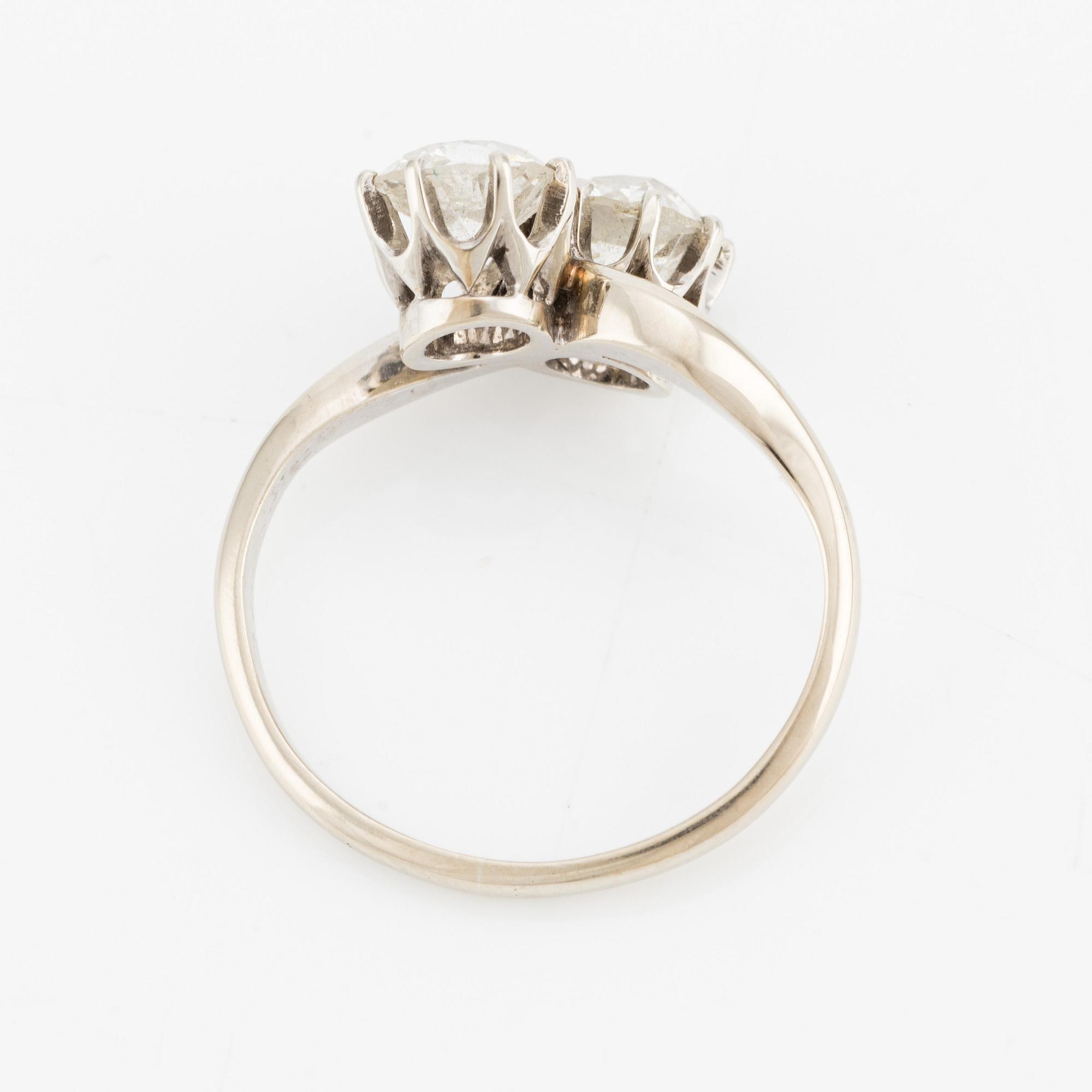 Ring, tvillingring, 18K vitguld med två gammalslipade diamanter.