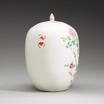 A famille rose vase with cover, late Qing dynasty.