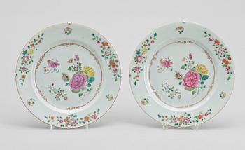 TALLRIKAR ett par, porslin, Qianlong, Kina 1700-tal.
