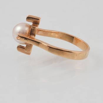 RING, 18K guld med odlad pärla, utländsk stämpel. Vikt 5,8 gram.