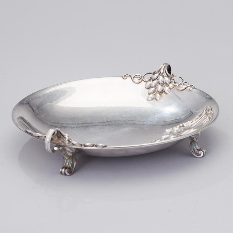 A silver serving dish with French "Swan" hallmark and Finnish control marks, 1937. Weight circa 1020 g.