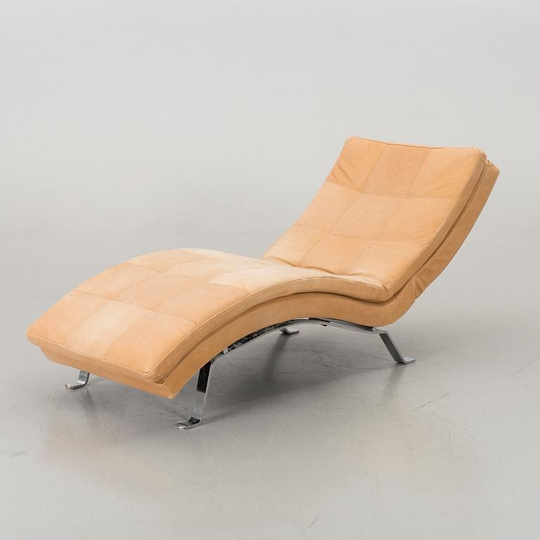 LIGGFÅTÖLJ, skinn, 2000-tal.