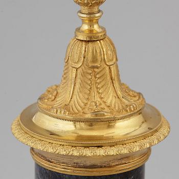 KANDELABRAR, ett par, förgylld brons och marmor, 1800-talets första hälft.
