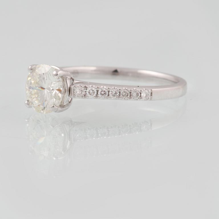 RING, 18K vitguld med briljantslipad diamant ca 1.01 ct. Vikt 3,3 gram.