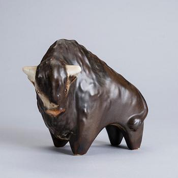 KERAMIIKKAVEISTOS. Biisonihärkä. Sign. T.K, Arabia. .