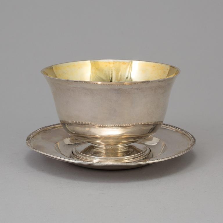 A silver saucepan and a plate, including Adolf Zethelius, Stockholm, 1827.