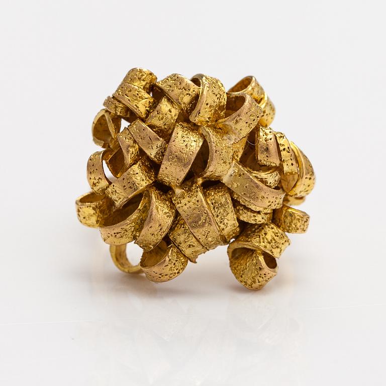 Lotta Orkomies, An 18K gold ring. Tillander, Helsinki 1972.