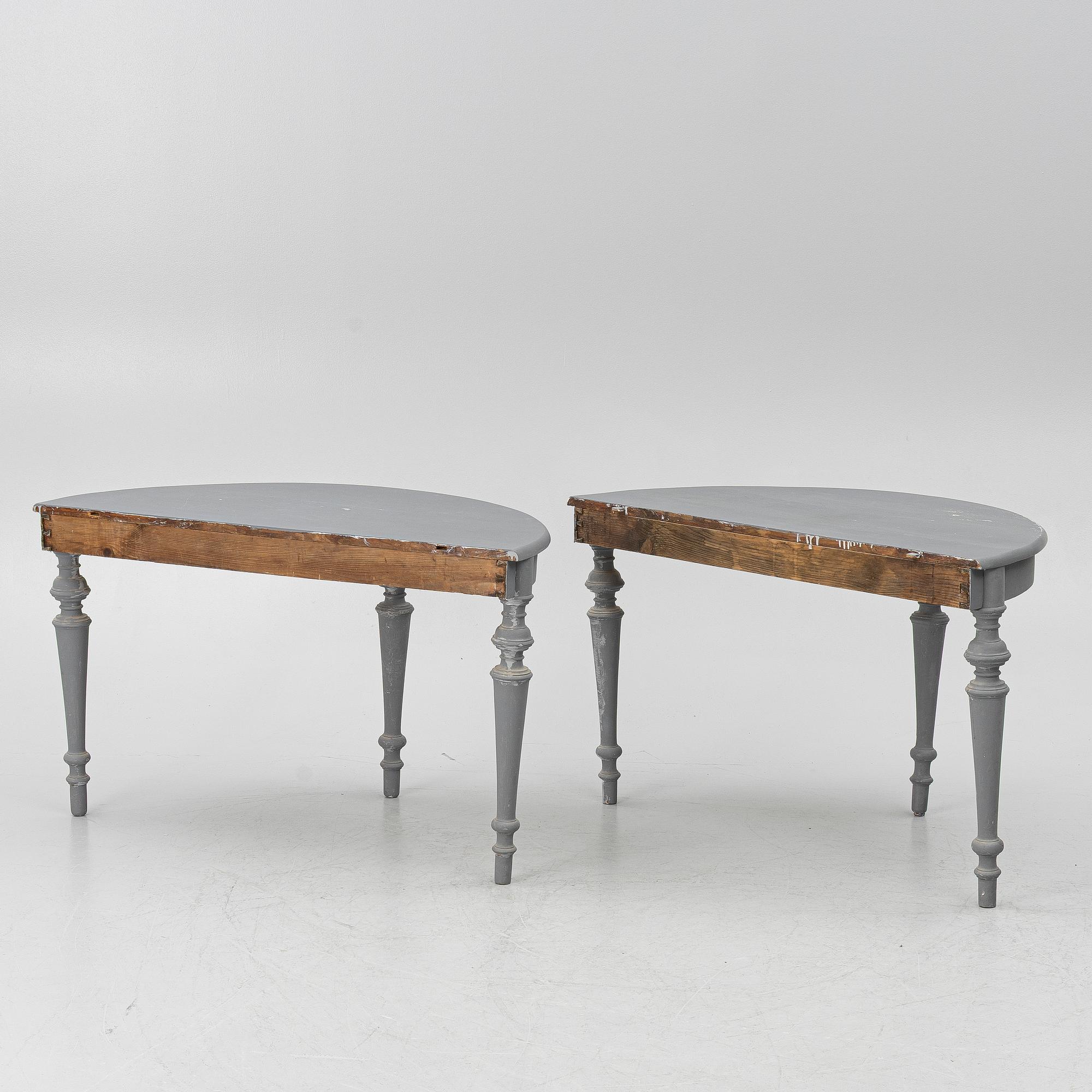 Bord, ett par, halvmåneformade, omkring 1900.