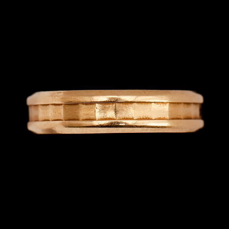 RING, 18 k guld, vikt 5 g.