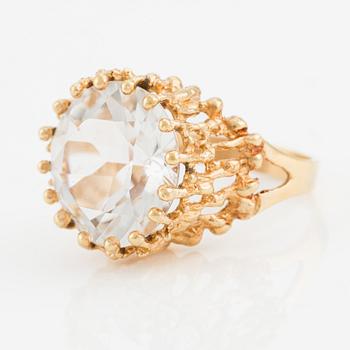 Ring in 18K gold with faceted rock crystal.