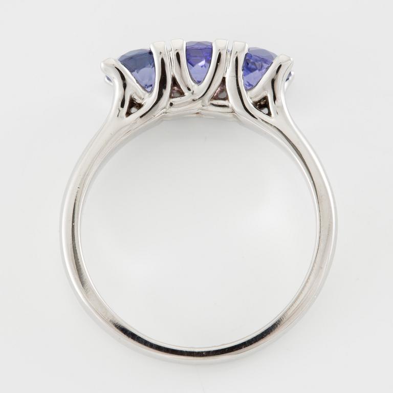Ring 14K white gold with three tanzanites.