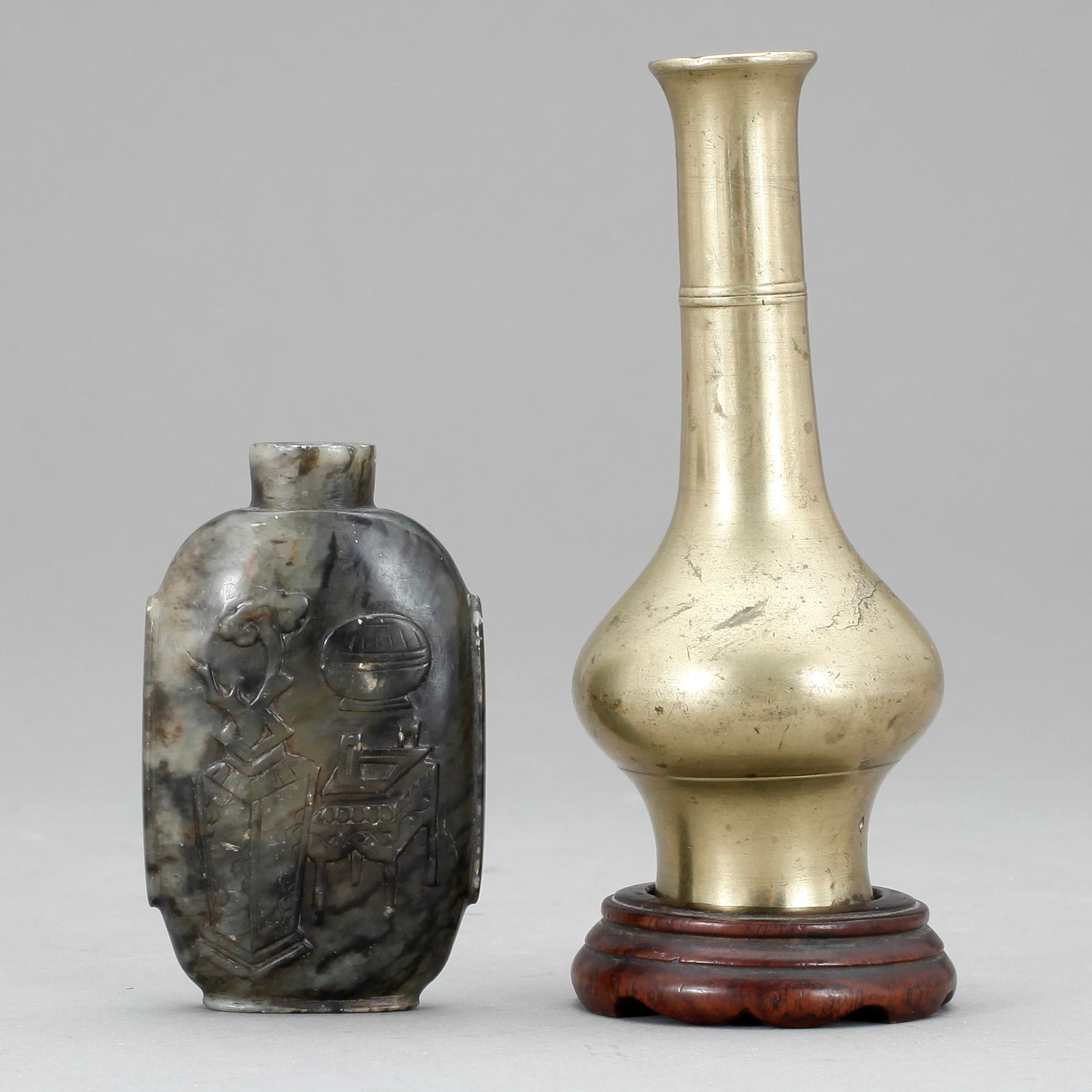 SNUSFLASKOR 2 st, brons och sten, orientaliska, 1900-tal.