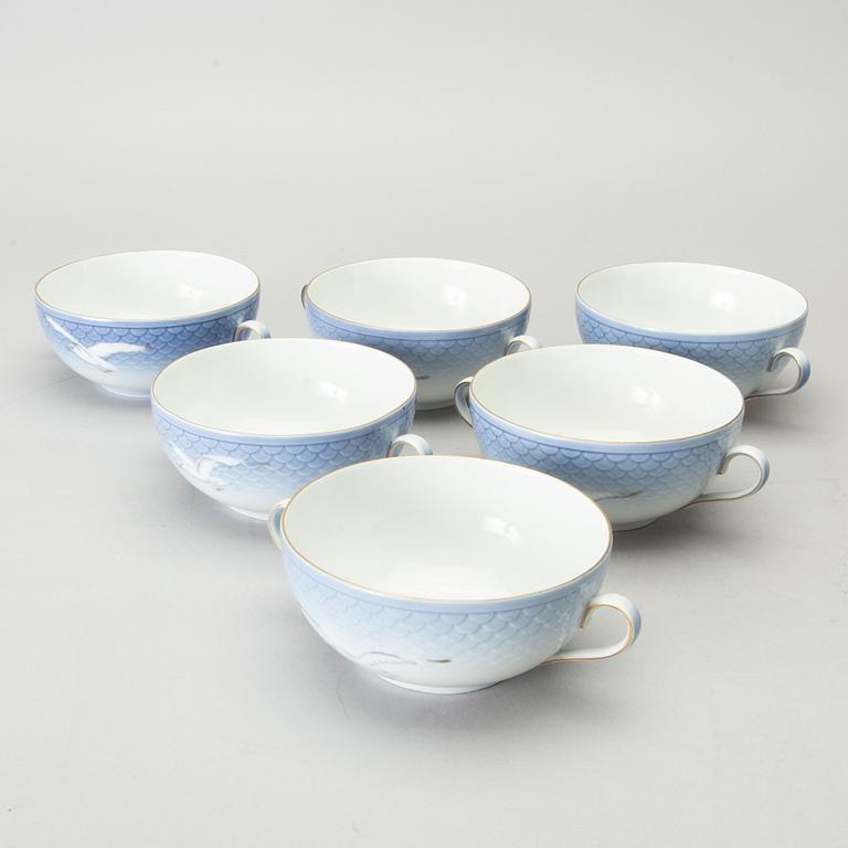 BULJONGKOPPAR med FAT, 10 st, porslin, "Måsen", Royal Copenhagen, 1900-tal.