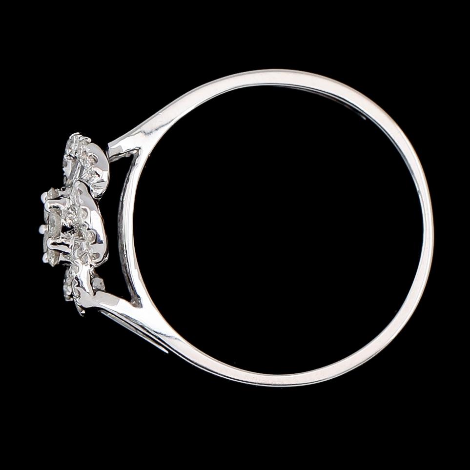 RING, 18K vitguld, diamanter tot ca 0.37 ct.
