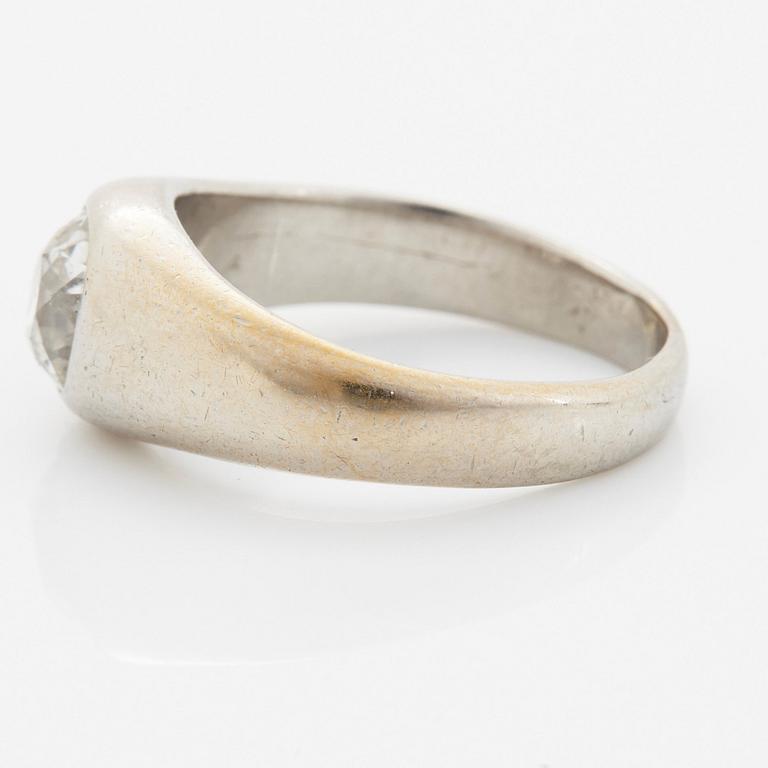 Ring platina med en cushionformad gammalslipad diamant.