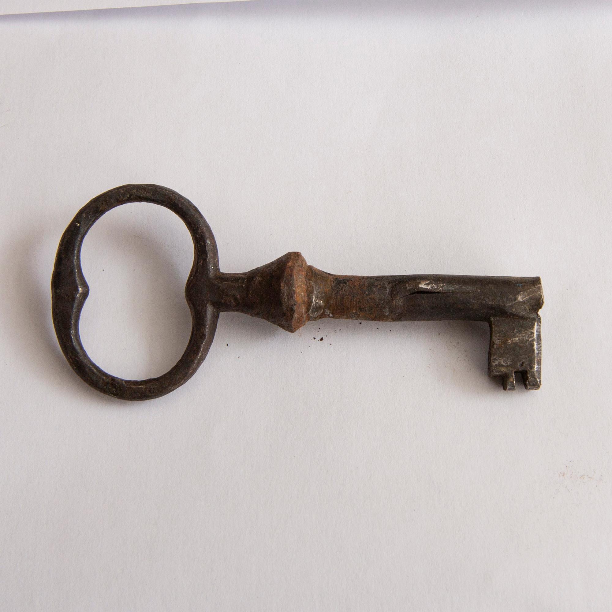 Hörnskåp daterat 1810/1833.