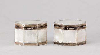 TOALETTDOSOR, pärlmemor, silver, Nordeuropa, 1800-tal.