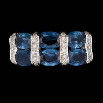 RING, 18K vitguld med 6 ovala blå safirer tot ca 2,45ct samt små briljantslipade diamanter. Vikt ca 4g.