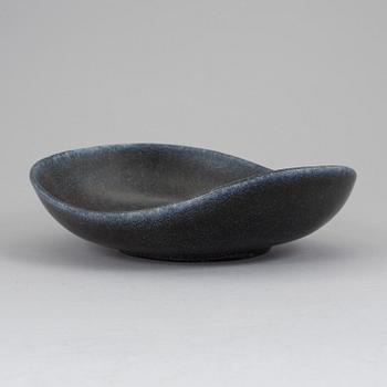 A Carl-Harry Stålhane stoneware dish, Rörstrand 1950's.