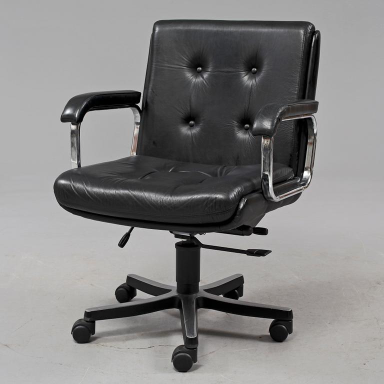 SKRIVBORDSSTOLAR,  2 st snarlika, Italien, 1988 respektive 1993.