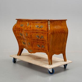 BYRÅ, rokokostil, omkr 1900-talets mitt.