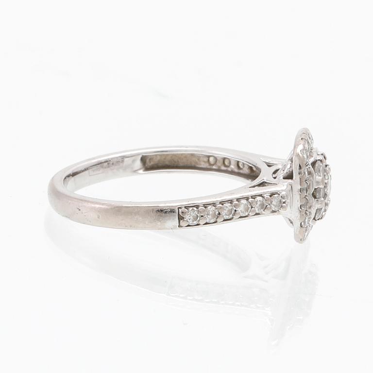 Ring 18K vitguld med runda briljantslipade diamanter.