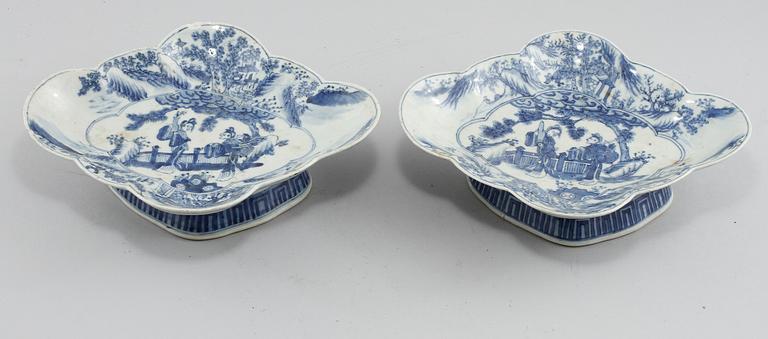 FAT PÅ FOT, 2 st, porslin, Kina, 1800/1900-tal.