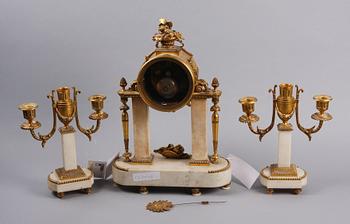BORDSPENDYL MED KANDELABRAR, 3 delar, marmor, mässing, Louis XVI-stil, omkring 1900.